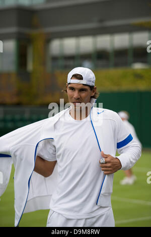 Il torneo di Wimbledon, Londra, Regno Unito. Il 22 giugno 2013. All England Lawn Tennis e Croquet Club di Londra, Inghilterra, Regno Unito. Fresco dal suo Roland Garros trionfo, nessun seme 5 Rafael Nadal pratiche su Wimbledon la corte 14. Credito: Azione Sport Plus/Alamy Live News Foto Stock