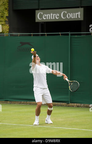 Il torneo di Wimbledon, Londra, Regno Unito. Il 22 giugno 2013. All England Lawn Tennis e Croquet Club di Londra, Inghilterra, Regno Unito. Fresco dal suo Roland Garros trionfo, nessun seme 5 Rafael Nadal pratiche su Wimbledon la corte 14. Credito: Azione Sport Plus/Alamy Live News Foto Stock