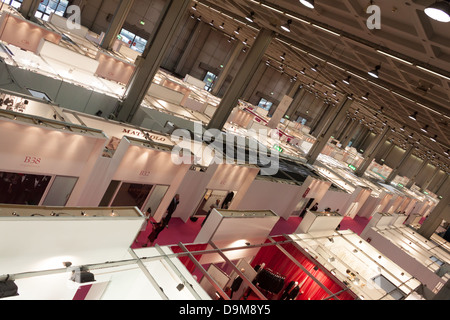 Milano, Italia - 21 Giugno 2013: la gente visita SposaItalia, Salone internazionale della sposa e usura formale a Milano. Foto Stock