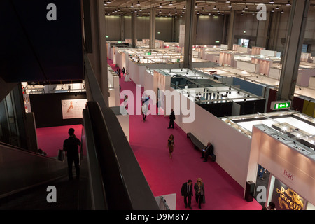Milano, Italia - 21 Giugno 2013: la gente visita SposaItalia, Salone internazionale della sposa e usura formale a Milano. Foto Stock
