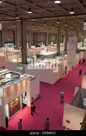 Milano, Italia - 21 Giugno 2013: la gente visita SposaItalia, Salone internazionale della sposa e usura formale a Milano. Foto Stock