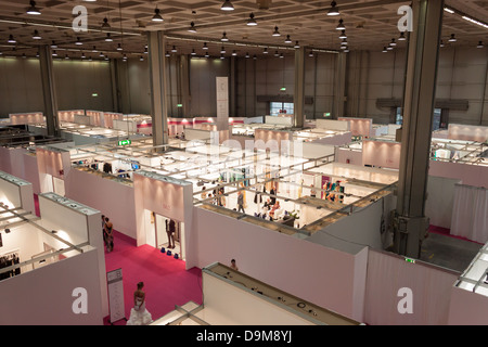 Milano, Italia - 21 Giugno 2013: la gente visita SposaItalia, Salone internazionale della sposa e usura formale a Milano. Foto Stock