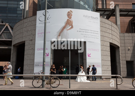 Milano, Italia - 21 Giugno 2013: la gente visita SposaItalia, Salone internazionale della sposa e usura formale a Milano. Foto Stock