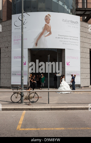 Milano, Italia - 21 Giugno 2013: la gente visita SposaItalia, Salone internazionale della sposa e usura formale a Milano. Foto Stock
