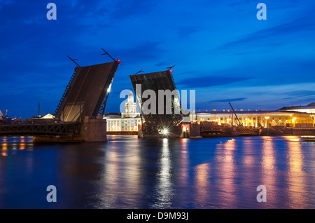 Palazzo sollevata ponte sul fiume Neva a San Pietroburgo, Russia. In costruzione. Foto Stock