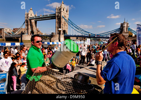 Thames Festival 2009, potters field park. I fusti di acciaio Foto Stock