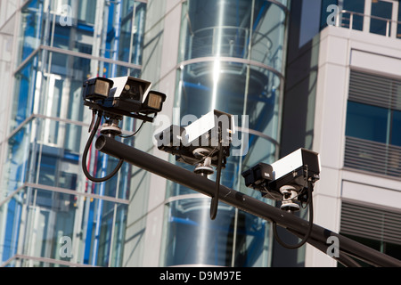 Le telecamere del traffico nella parte anteriore del Tower Bridge, London, Regno Unito Foto Stock