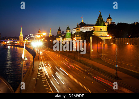 Il fiume di Mosca vicino al Cremlino di sera, Russia Foto Stock