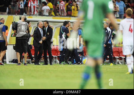 Recife, Brasile. 19 giugno 2013. Alberto Zaccheroni (JPN), Cesare Prandelli (ITA) Calcio : Giappone del capo allenatore Alberto Zaccheroni abbracci Italia del capo allenatore Cesare Prandelli dopo la FIFA Confederations Cup Brasile 2013 Gruppo un match tra Italia 4-3 Giappone a Arena Pernambuco Recife, Brasile . ©ESTREMO ORIENTE PREMERE/AFLO/Alamy Live News Foto Stock