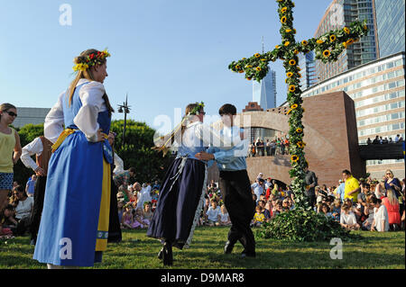 Battery Park City, New York, Stati Uniti d'America. Il 21 giugno 2013. Con il World Trade Center come sfondo, migliaia di persone hanno assemblato in Battery Park City's Wagner Park a giugno 21, 2013 per l'annuale svedese Festival di mezza estate, che celebra il solstizio d'estate e la natività di San Giovanni. Credito: Terese Loeb Kreuzer/Alamy Live News Foto Stock