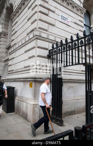 Londra, Regno Unito. Il 22 giugno 2013. Un leader del gruppo Anti-Islamist inglese Alleanza Nazionale entra a Downing Street per consegnare una lettera che illustra le loro rimostranze. Credito: Paolo Davey/Alamy Live News Foto Stock