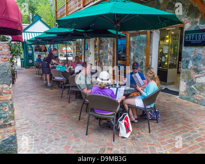 Outdoor cafe in Mongoose Junction complesso per lo shopping sull'isola caraibica di San Giovanni nelle Isole Vergini Americane Foto Stock