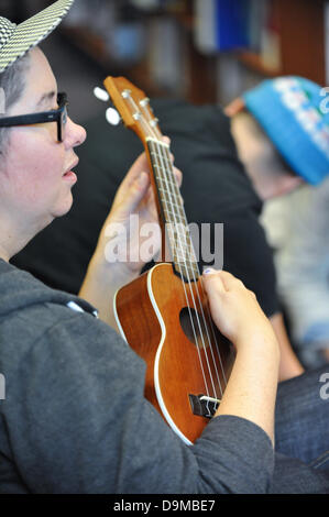 Blackwells Bookshop, Charing Cross Road, Londra, Regno Unito. Il 22 giugno 2013. Imparare a suonare l'ukulele al 'Ukulele parte" in Blackwells bookshop un'attività come parte del Charing Cross Road Fest 2013. Credito: Matteo Chattle/Alamy Live News Foto Stock