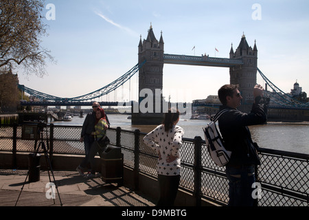 I turisti il Tower Bridge London Inghilterra England Foto Stock