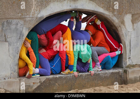 Bournemouth, Dorset UK 22 giugno 2013. I corpi negli spazi urbani del coreografo austriaco Willi Dorner vedono i corpi umani schiacciati nei nooks e nelle crannies dei più bei punti di riferimento di Bournemouth. Sbattendosi nei vani porta, nelle alcove e in qualsiasi spazio che possano trovare, gli artisti offrono interpretazioni diverse e spesso esilaranti dell'architettura urbana; prestazioni fisiche insolite in spazi insoliti del Pavilion Dance South West. Credit: Carolyn Jenkins/Alamy Live News Foto Stock