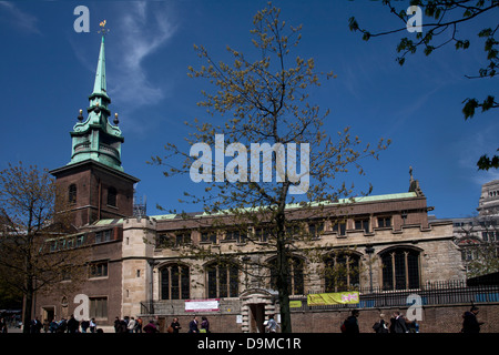 Tutti hallows dalla torre ( chiesa più antica della città - fondata 675 AD) chiesa tower hill london Inghilterra England Foto Stock