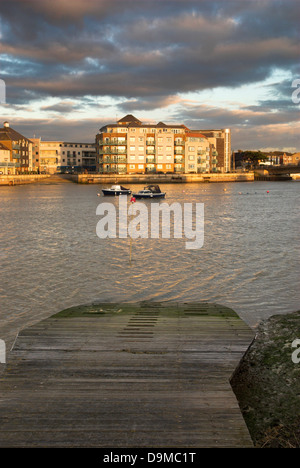 Nel tardo pomeriggio sun mette in evidenza uno sviluppo del waterfront homes accanto al fiume Adur nel West Sussex, in Inghilterra del sud. Foto Stock