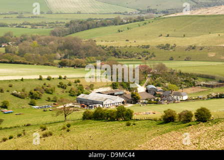 Un agriturismo visto nella valle Adur dall alto sul South Downs nel West Sussex. Foto Stock