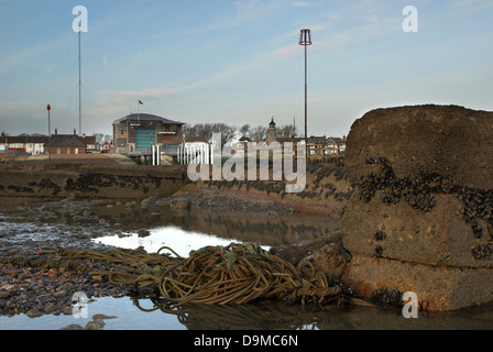 Parte del Fiume Adur mare difese a Shoreham Port / Harbour - Shoreham-da-Mare, West Sussex, in Inghilterra, Regno Unito. Foto Stock