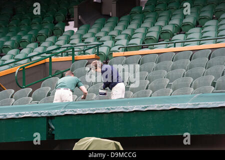 Londra, Regno Unito. Il 22 giugno 2013. Pratica e preparazioni a prendere posto davanti a Wimbledon Tennis Championships 2013 tenutosi presso il All England Lawn Tennis e Croquet Club. Vista generale (GV). Un tocco finale-fino al centro della Corte Royal Box. Credito: Duncan Grove/Alamy Live News Foto Stock