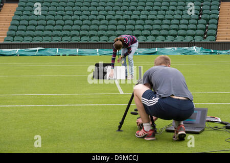 Londra, Regno Unito. Il 22 giugno 2013. Pratica e preparazioni a prendere posto davanti a Wimbledon Tennis Championships 2013 tenutosi presso il All England Lawn Tennis e Croquet Club. Vista generale (GV). I tecnici di Hawkeye effettuare le regolazioni finali del loro sistema sul Centre Court Credito: Duncan Grove/Alamy Live News Foto Stock