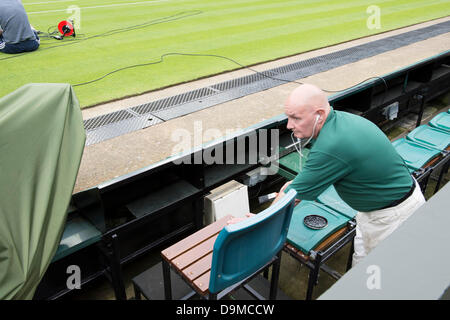 Londra, Regno Unito. Il 22 giugno 2013. Pratica e preparazioni a prendere posto davanti a Wimbledon Tennis Championships 2013 tenutosi presso il All England Lawn Tennis e Croquet Club. Vista generale (GV). Un tocco finale-fino al centro della Corte dei fotografi pit prima di campionati. Credito: Duncan Grove/Alamy Live News Foto Stock