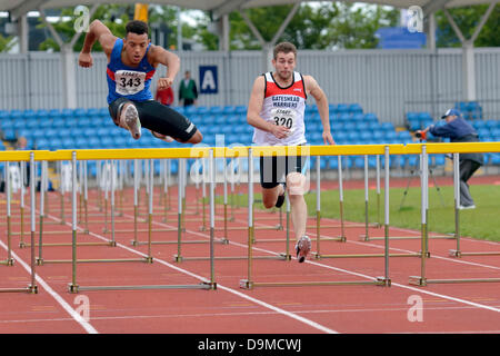 Manchester, Regno Unito. Il 22 giugno 2013. Sportcity Manchester, Regno Unito 22 Giugno 2013. Il nord di atletica. Curtis Mitchell (343 Preston Harriers) vince la U20 uomini 110h in 15,67 da Sam Hall (320 Gateshead Harriers) 16.54 © Giovanni friggitrice/Alamy Live News Credito: Giovanni friggitrice/Alamy Live News Foto Stock