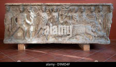 Sarcofago romano Museo Rolin Autun Francia mostra il Greco antico battaglia di Meleagro e cacciatrice Atalanta contro Caledonia cinghiale Foto Stock