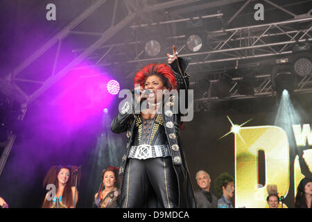 Londra, Regno Unito. Il 22 giugno 2013. West End Live Trafalgar Square. Il cast da 'We Will Rock You eseguire sul palco. Foto Stock