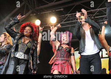 Londra, Regno Unito. Il 22 giugno 2013. West End Live Trafalgar Square. Il cast da 'We Will Rock You eseguire sul palco. Foto Stock