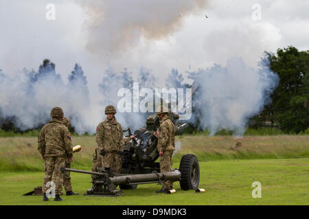 Preston Regno Unito, 22 giugno 2013. L118 cannone leggero 105mm obice a Preston mostrano militare alla Caserma Fulwood, Preston, Lancashire . I soldati e le donne, cadetti e veterani rappresentano la Royal Navy, l esercito e la Royal Air Force provenienti da tutto il Nord Ovest: Cheshire, Cumbria, Lancashire, Merseyside e Greater Manchester. Il Preston pistola militare Show è il display più grande di forze armate di artiglieria nel nord-ovest dell'Inghilterra. Foto Stock