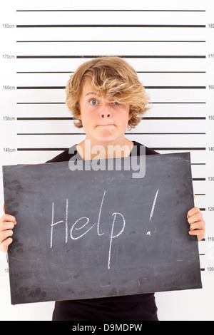 Teen ragazzo per aiutare quando è in difficoltà con la legge Foto Stock