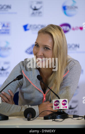 Eastbourne, Regno Unito - 22 giugno 2013. Elena Vesnina della Russia degli USA nella sua conferenza stampa dopo aver vinto la finale del WTA Tour Aegon torneo internazionale in Devonshire Park a Eastbourne. Credito: Mike francese/Alamy Live News Foto Stock