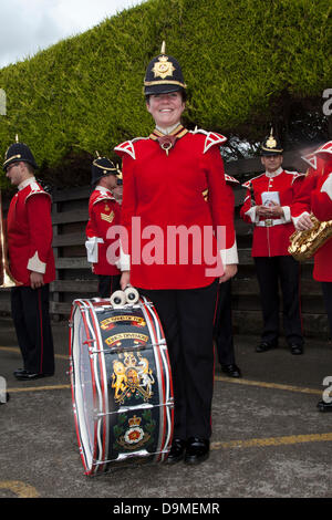 Preston Regno Unito, 22 giugno 2013. Devon regolari Rae, 22 un batterista femminile nella banda del re la divisione in base alla Caserma Weeton a Preston mostrano militare alla Caserma Fulwood, Preston, Lancashire . Marciando soldati e donne, cadetti e veterani rappresentano la Royal Navy, l esercito e la Royal Air Force provenienti da tutto il Nord Ovest: Cheshire. Foto Stock