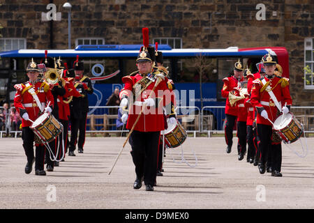 Parata di membri dell'esercito britannico in uniforme a Preston UK, 22 giugno 2013. La Band of the King's Division ha sede a Weeton Barracks al Preston Military Show a Fulwood Barracks, Preston, Lancashire . Militari e donne, cadetti e veterani rappresentano la Royal Navy, l'esercito e la Royal Air Force da tutto il Nord Ovest: Cheshire, Cumbria, Lancashire, Merseyside e Greater Manchester. Il Preston Military Show è la più grande mostra delle forze armate nel Nord Ovest dell'Inghilterra. Foto Stock