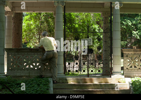 A Yaddo, l'artista ritiro a Saratoga Springs, NY un visitatore cerca di prendere un peek in corrispondenza della zona ristretta a artisti residenti. Foto Stock