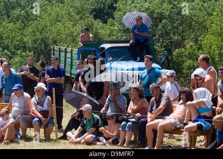 Cultura bulgara celebrazioni wrestling tradizionale di uomini e donne completa Foto Stock