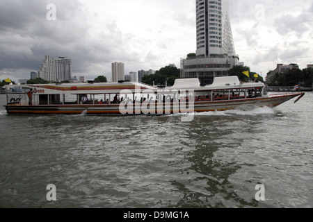 Chao Phraya Express barca , un servizio di trasporto in Thailandia che opera sul Fiume Chao Phraya , Bangkok , Thailandia Foto Stock