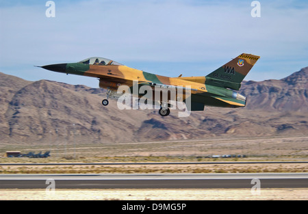 Un U.S. Air Force F-16 del 64th Agressor squadrone di decollare da Nellis Air Force Base in Nevada. Foto Stock