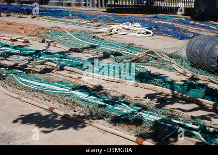 Le reti da pesca ad asciugare al sole nel porto porto di Cambrils Catalogna Spagna Foto Stock