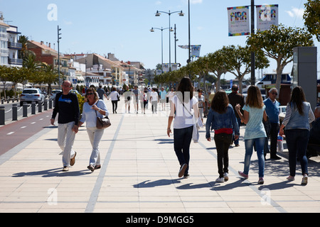 La gente che camminava lungo il lungomare di Cambrils waterfront promenade Catalogna Spagna Foto Stock