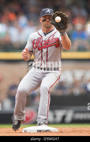 Giugno 22, 2013 - Milwaukee, Wisconsin, Stati Uniti d'America - 22 Giugno 2013: Atlanta Braves secondo baseman Dan Uggla #26 diventa un doppio gioco durante il Major League Baseball gioco tra il Milwaukee Brewers e Atlanta Braves a Miller Park di Milwaukee, WI. Il Milwaukee Brewers e Atlanta Braves sono legate a 0-0 nel gioco. John Fisher/CSM. Foto Stock