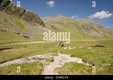 Scafell Pike dal grande Moss in estate nel Lake District inglese Foto Stock