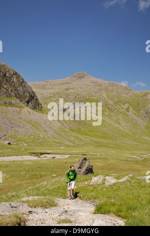 Walker su grande Moss in estate nel Lake District inglese, con Scafell Pike in background Foto Stock