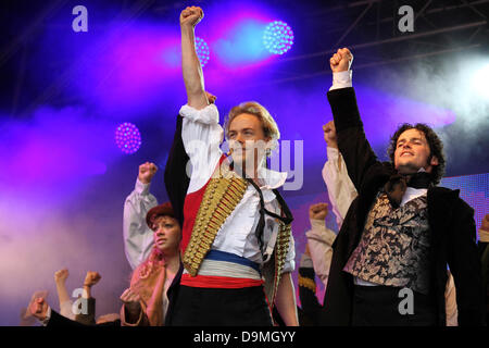 Londra, Regno Unito. Il 22 giugno 2013. West End Live Trafalgar Square. Il cast da 'Les Miserables' eseguire sul palco. Credito: Mark Davidson/Alamy Live News Foto Stock