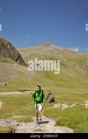 Walker su grande Moss in estate nel Lake District inglese, con Scafell Pike in background Foto Stock