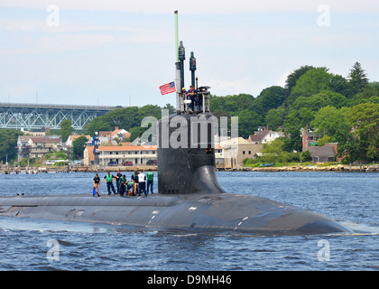 US Navy Virginia-class attack submarine USS Missouri transita il Tamigi come esso si discosta Naval base sottomarina nuova Londra Giugno 18, 2013 a Groton, CT. Foto Stock