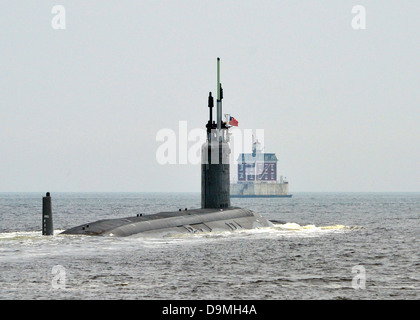 US Navy Virginia-class attack submarine USS Missouri esce dal Tamigi come esso si discosta Naval base sottomarina nuova Londra Giugno 18, 2013 a Groton, CT. Foto Stock