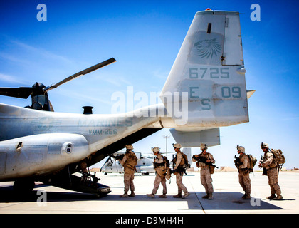 Marines americani con la ventiseiesima Marine Expeditionary Unit, a bordo di una MV-22B Osprey aerei Giugno 14, 2013 at King Faisal Air Base in Giordania. I marines stanno partecipando in esercizio desiderosi Lion 2013 . Foto Stock