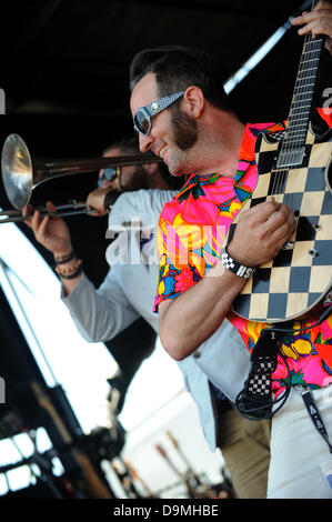 Giugno 22, 2013 - Pomona, California, Stati Uniti d'America - musicista-AARON BARRETT cantante e chitarra per la band californiana bobina grande pesce, sul palco di Vans warped tour 2013, Pomona Fairplex, Pomona, California, USA, Giugno 21, 2013...immagine credito cr Scott Mitchell/ZUMA premere (credito Immagine: © Scott Mitchell/ZUMAPRESS.com) Foto Stock